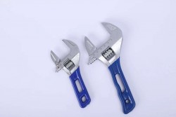 Clé métallique multifonctionnelle